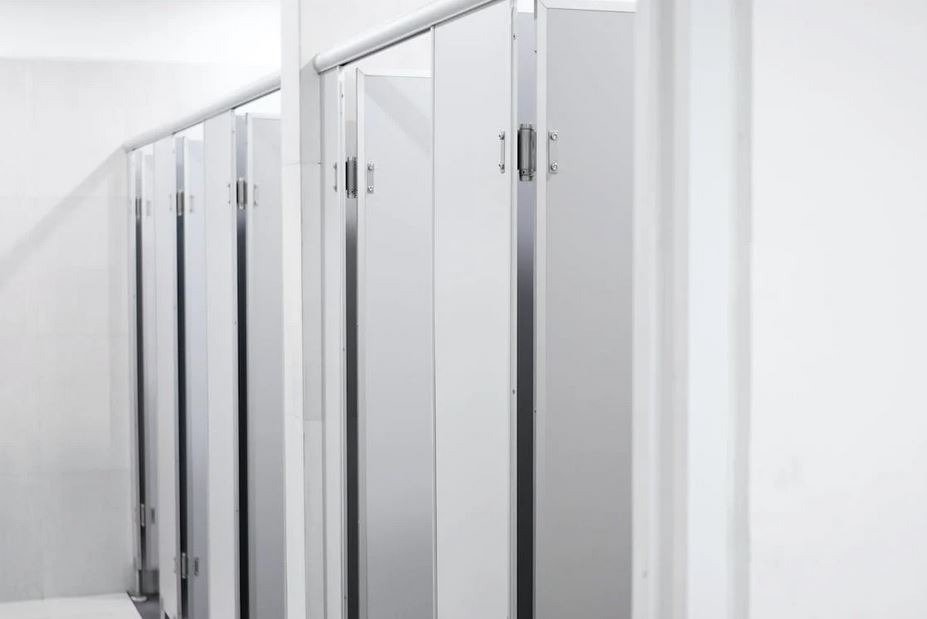 Kontraktor Cubicle Toilet Jakarta Timur